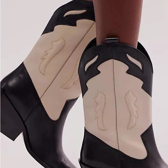 FREE PEOPLE

Twin Flames Western Boots SIZE 9 BLACK/IVORY $228 - Picture 2 of 4